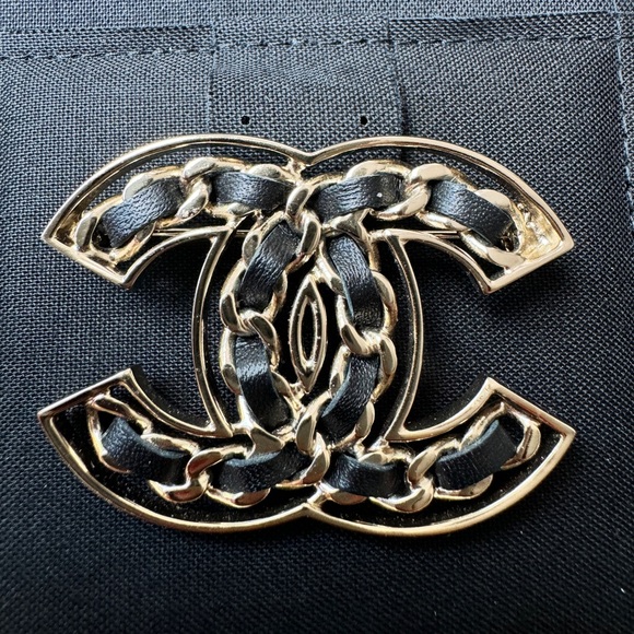CHANEL 19P CLASSIC GOLD TONE LARGE BIG CC LOGO CHAIN BLACK LEATHER BROOCH PIN - Picture 3 of 10
